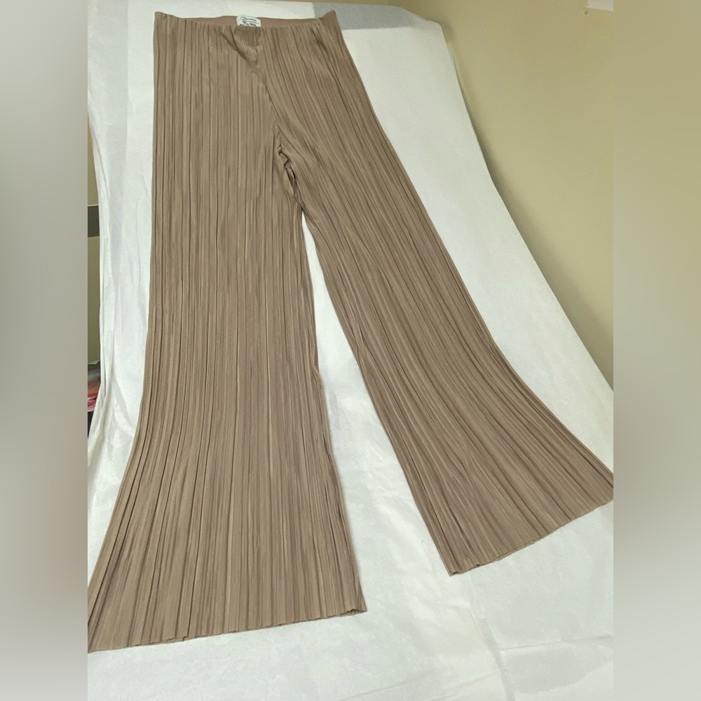 NWOT: & Other Stories Flowy Cream Pants
& Other Stories